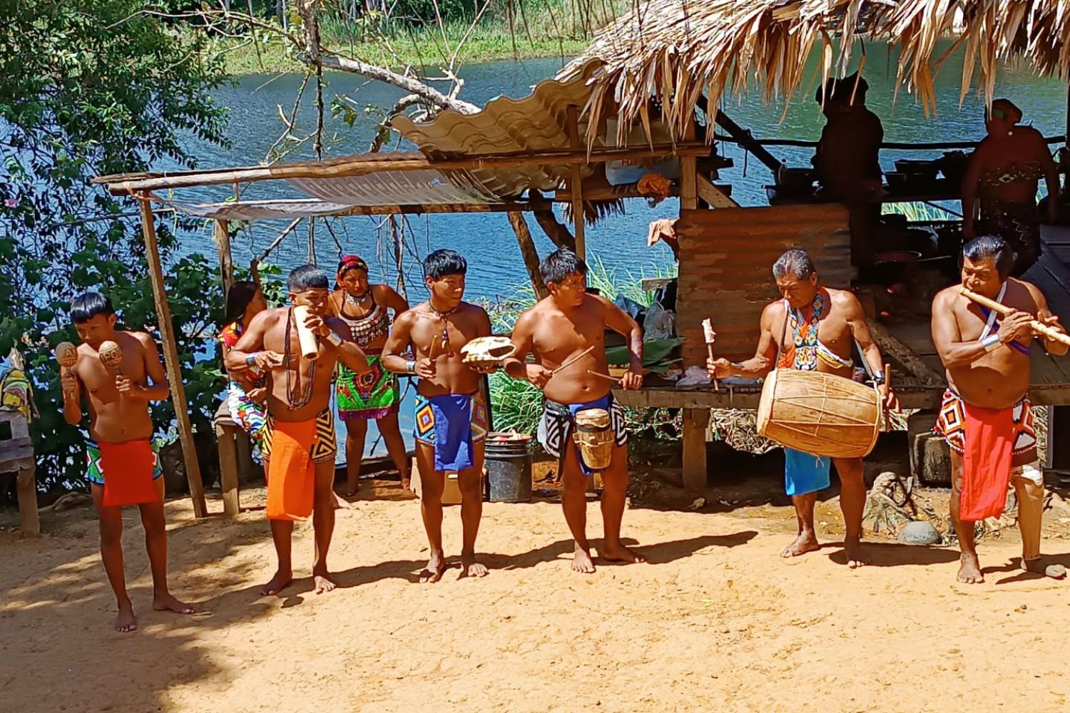 Cultura Emberá: canoa y cascadas - Imagen 3