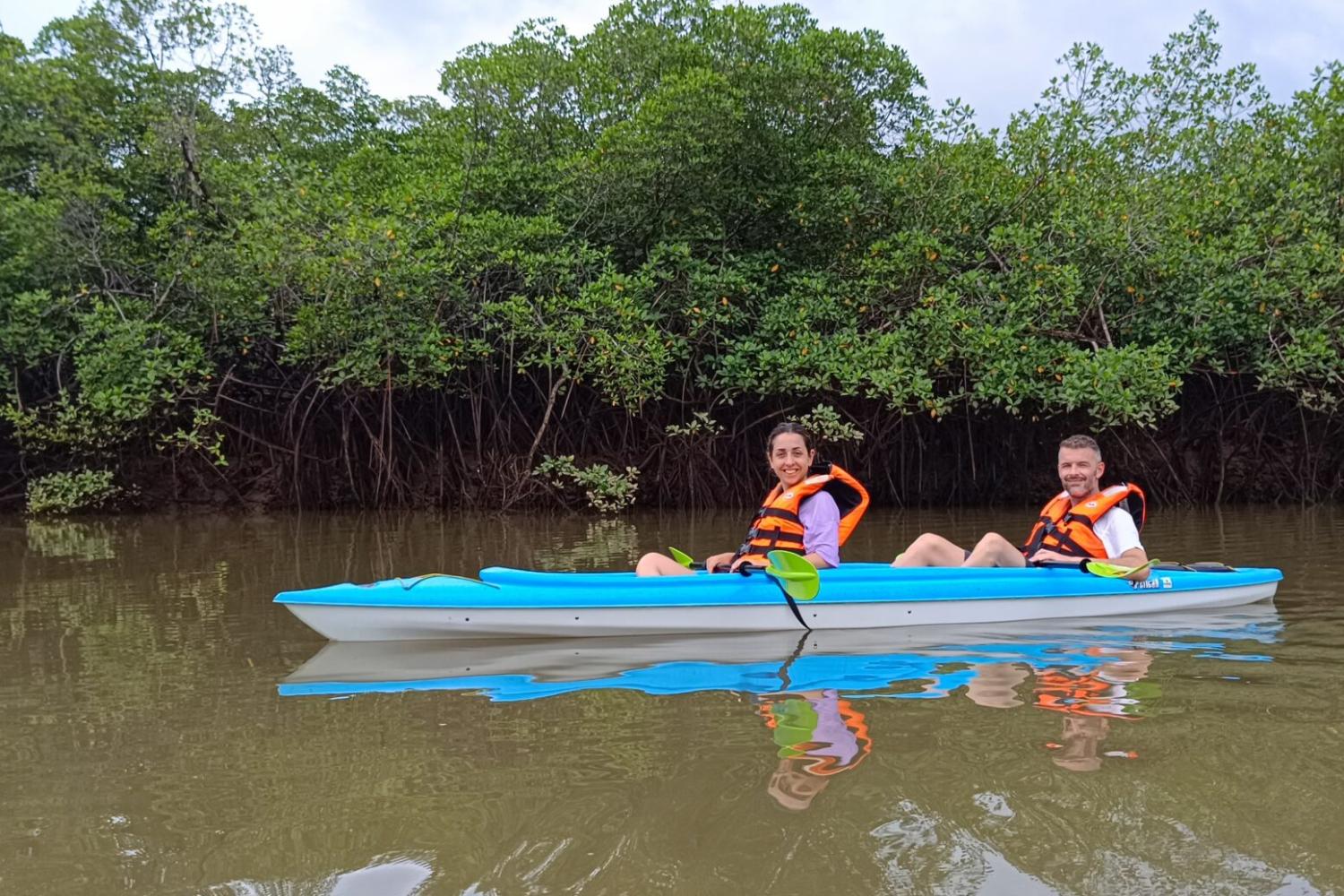 Kayak through Mangroves in Punta de Tierra - Imagen 3