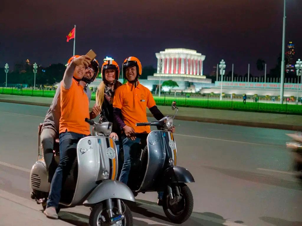 Hanoi de noche en Vespa: grupo reducido - Imagen 3