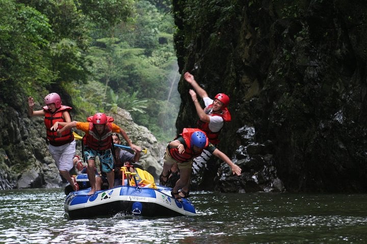 Rafting en aguas bravas en el río Pacuare - Imagen 3