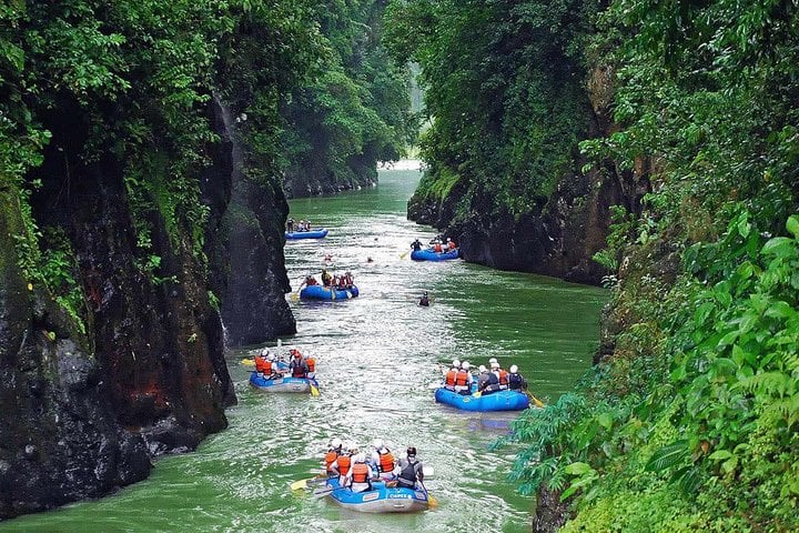 Rafting en aguas bravas en el río Pacuare - Imagen 4