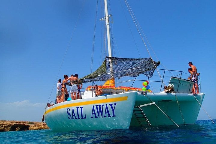 Catamarán familiar con almuerzo en Limassol - Imagen 2