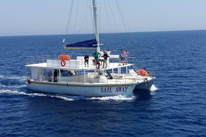 Catamarán familiar con almuerzo en Limassol - Imagen 4