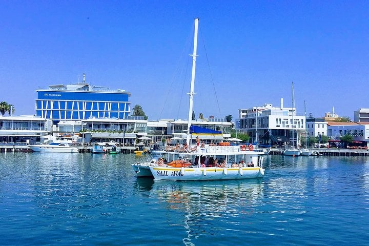 Catamarán familiar con almuerzo en Limassol - Imagen 3