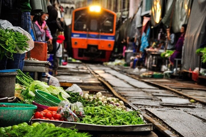 Tren de Mae Klong y mercado Damnoen Saduak - Imagen 2
