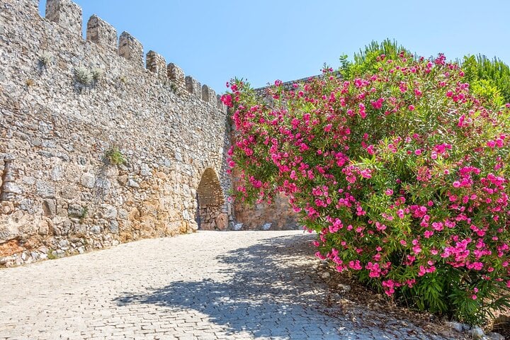 Castillo y cuevas de Alanya en verano - Imagen 2