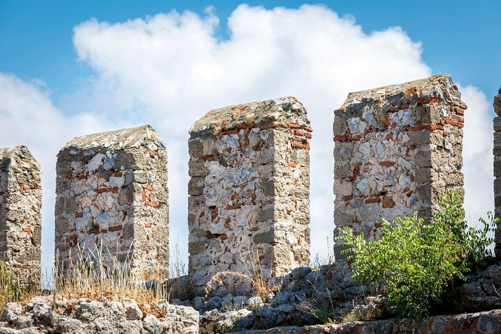 Castillo y cuevas de Alanya en verano - Imagen 3