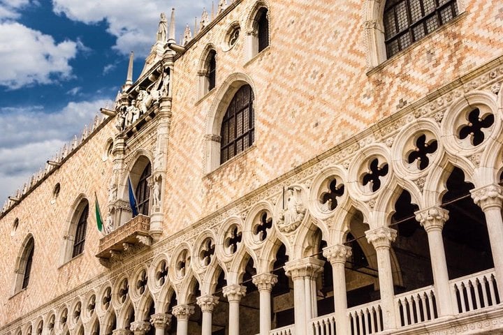 Palacio Ducal en grupo pequeño - Imagen 4