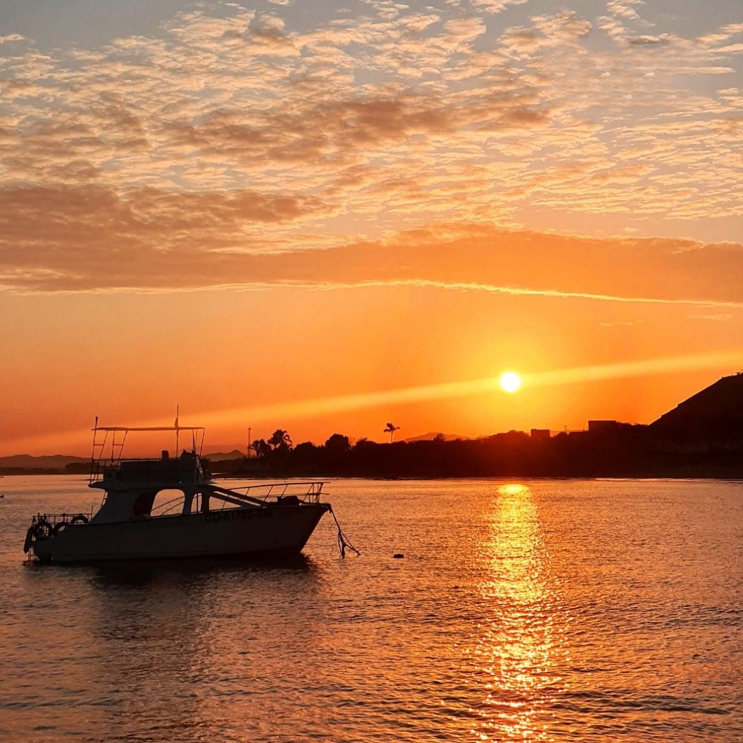 Fiesta en barco al atardecer - Imagen 3