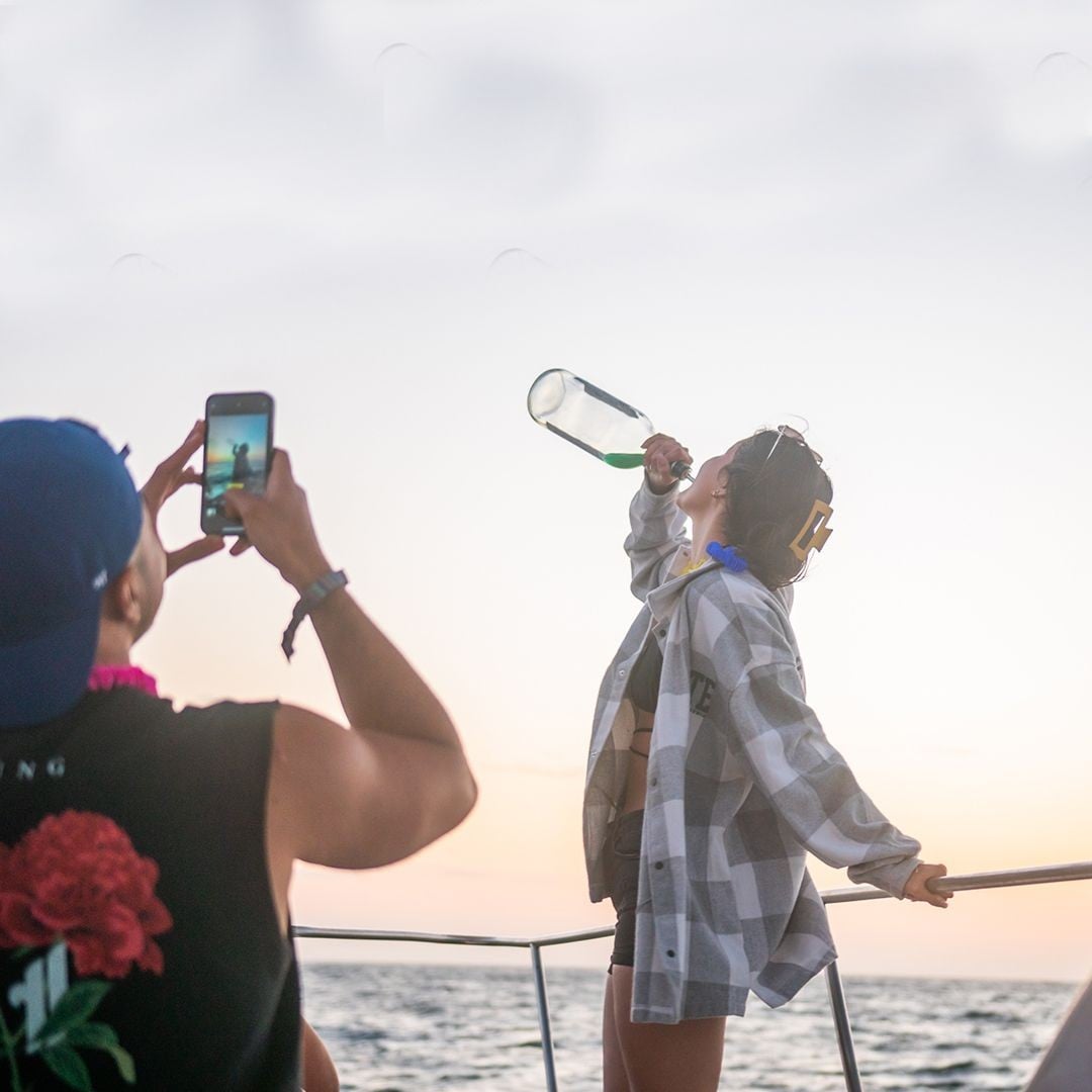 Fiesta en barco al atardecer - Imagen 4