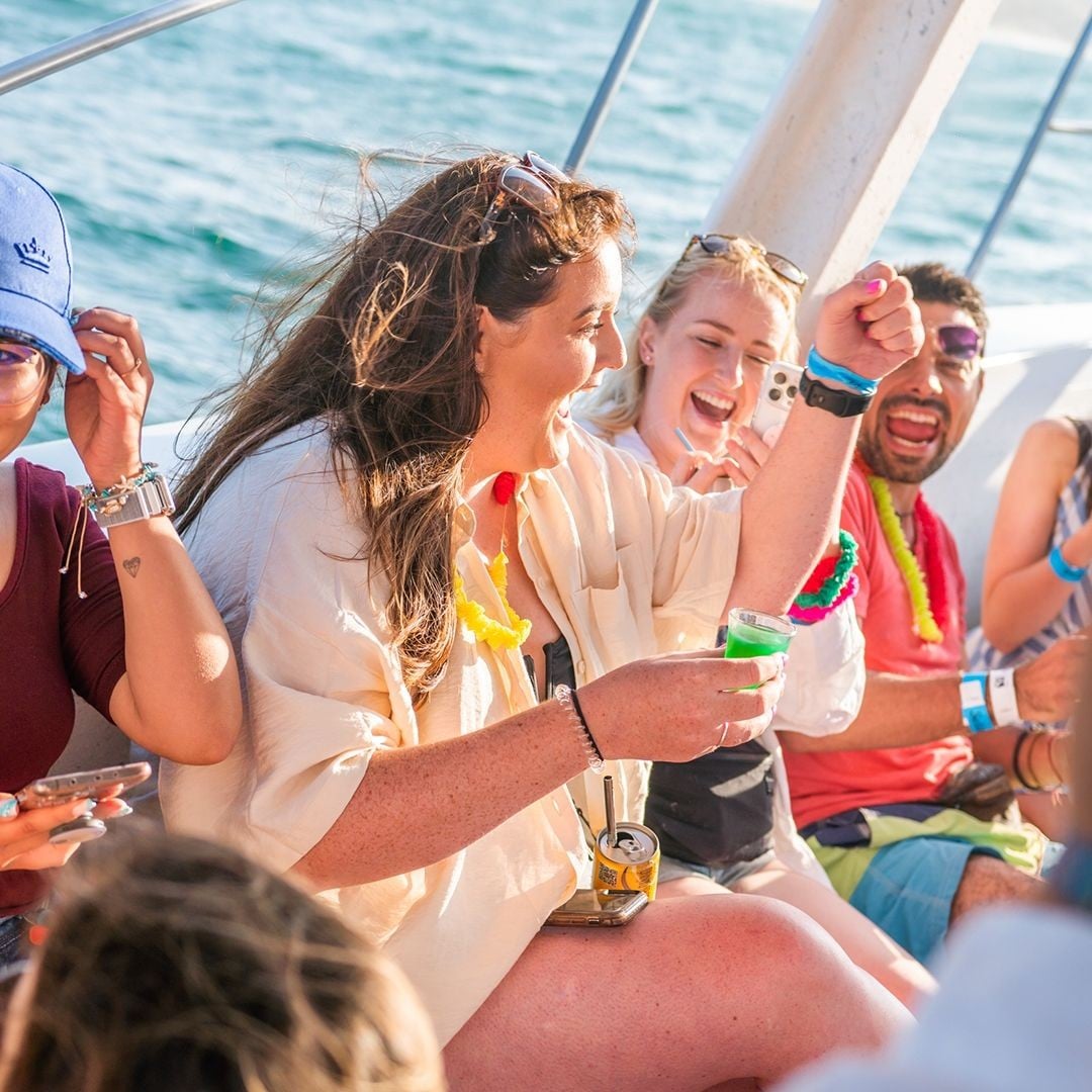 Fiesta en barco al atardecer - Imagen 2
