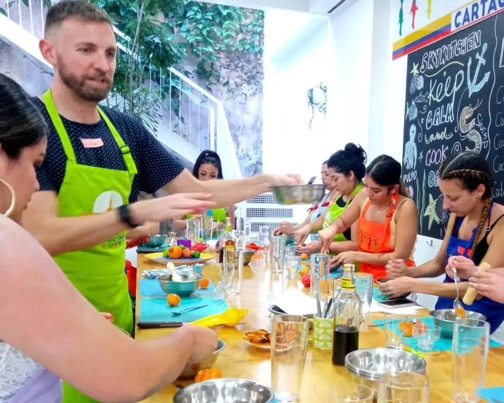 Cocktail Making Class (Outside Old Town) - Imagen 2