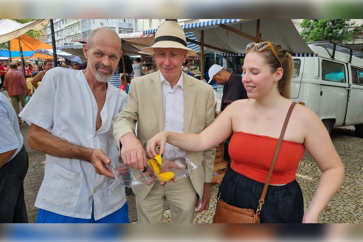Exotic Fruit Tasting at a Rio Market - Imagen 2