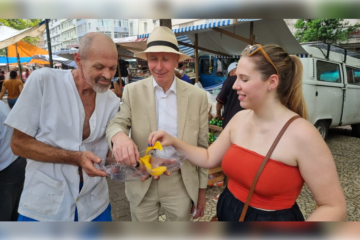 Exotic Fruit Tasting at a Rio Market - Imagen 3