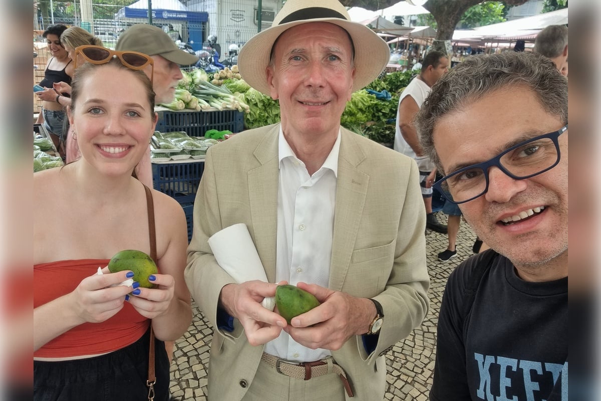 Exotic Fruit Tasting at a Rio Market - Imagen 4