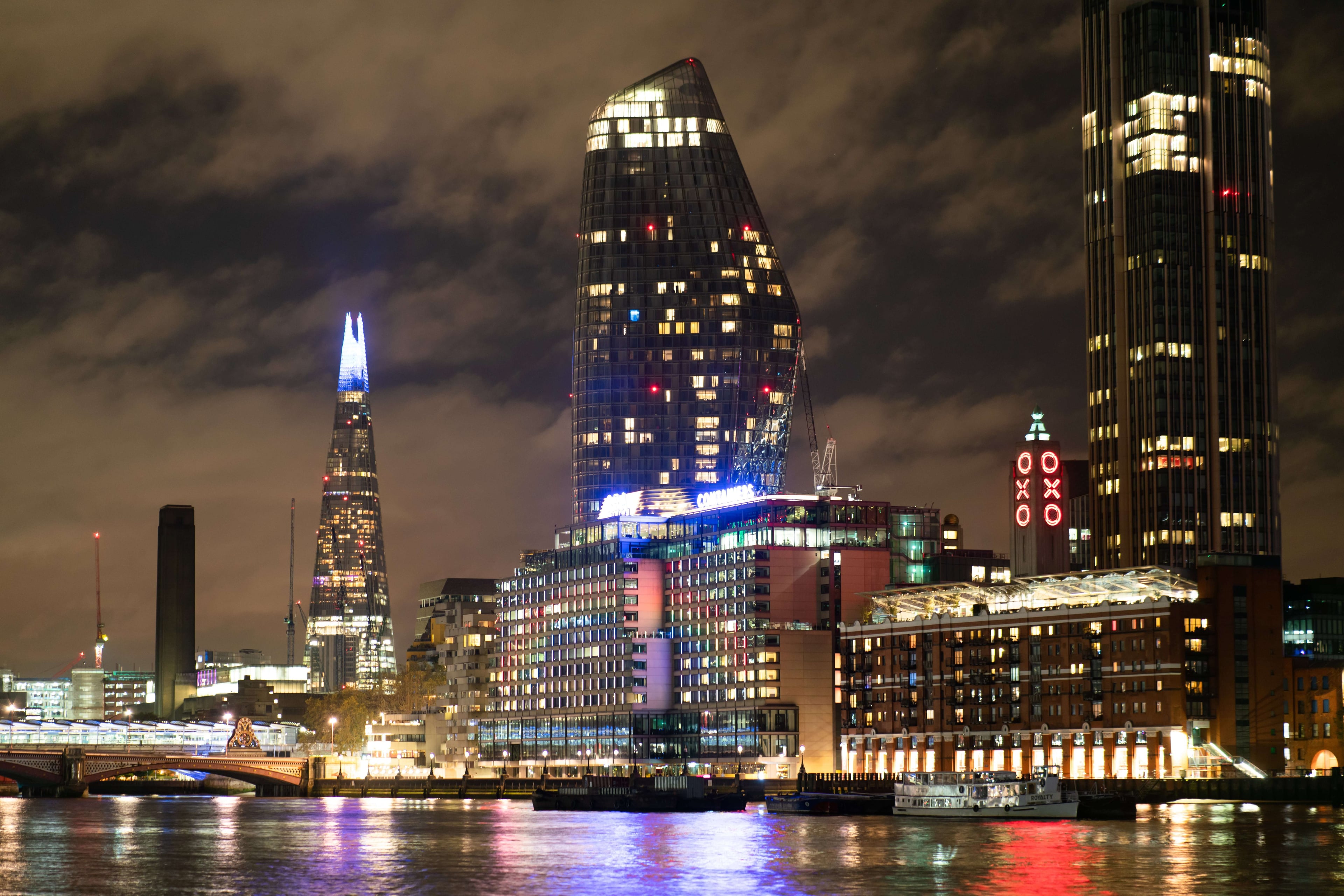 Londres de noche: barco por el río iluminado - Imagen 3