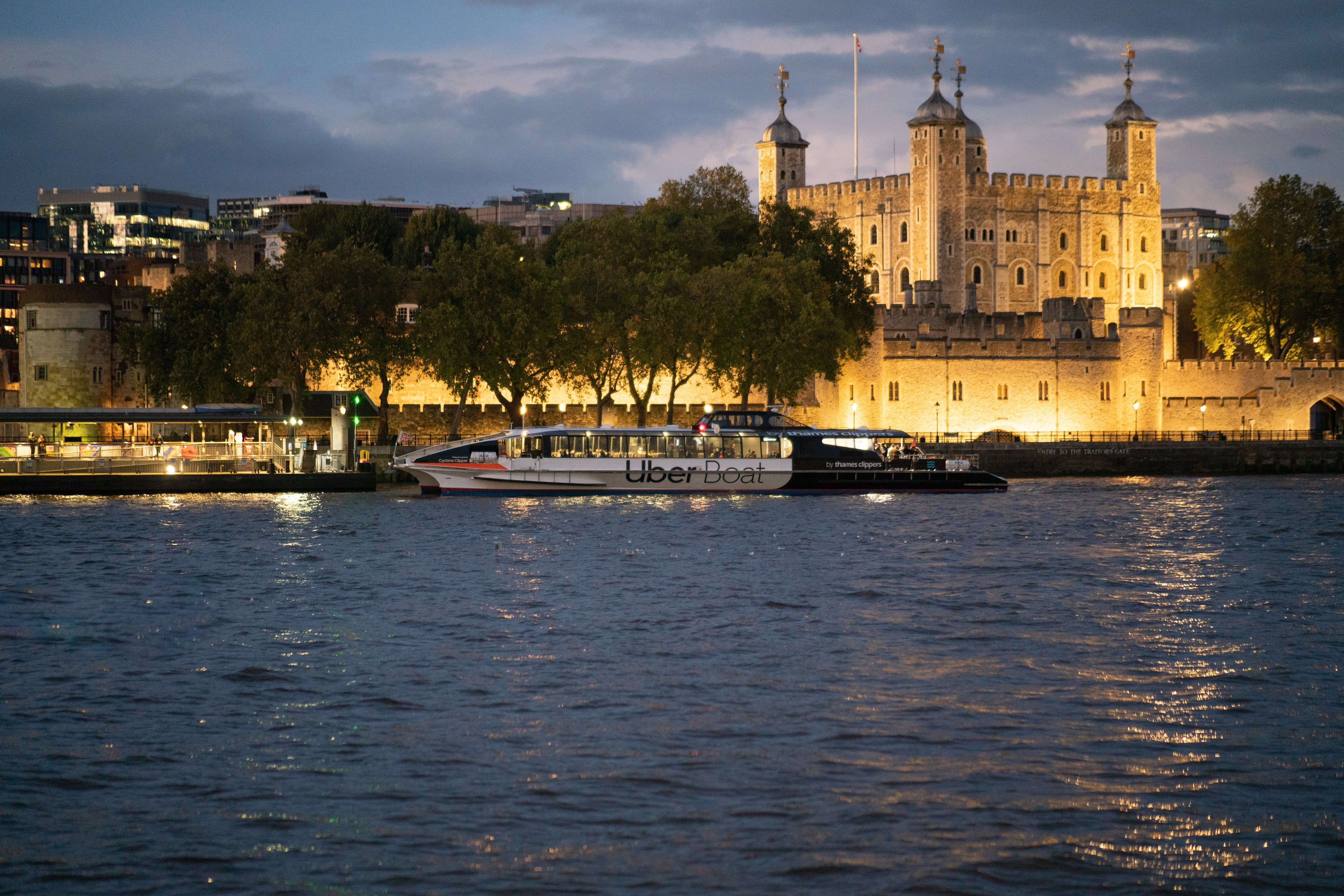 Londres de noche: barco por el río iluminado - Imagen 4