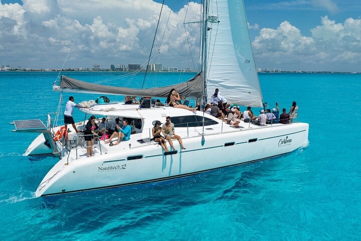 Catamarã a Isla Mujeres com snorkel e almoço - Imagen 2