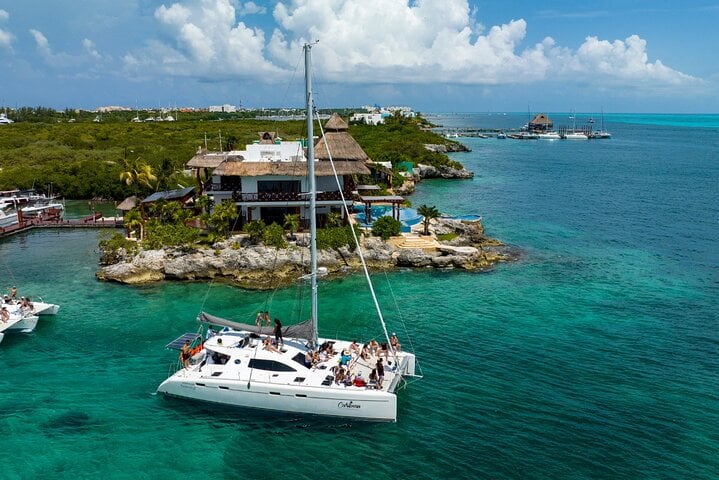 Isla Mujeres en catamarán: buffet y bebidas - Imagen 2