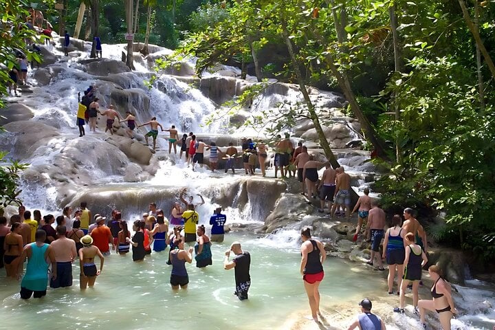 Catamarán: cataratas Dunn y barra libre - Imagen 4