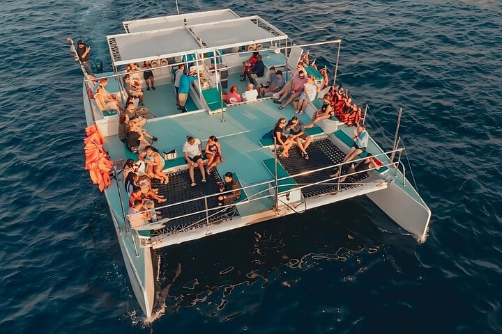 Snorkel y bebidas ilimitadas en catamarán - Imagen 2