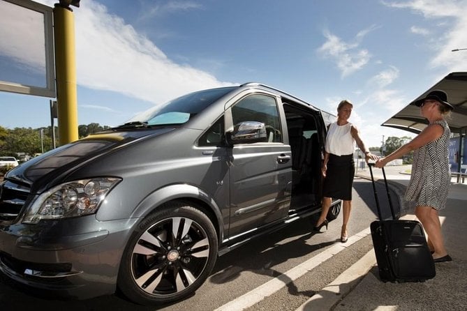 Private transfer from the airport to the hotel in Santiago - 4-6 people - Imagen 2