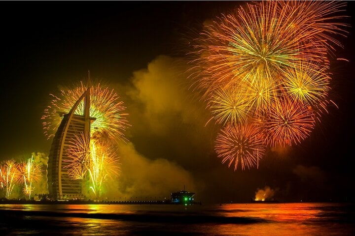 Nochevieja en yate con fuegos artificiales - Imagen 2