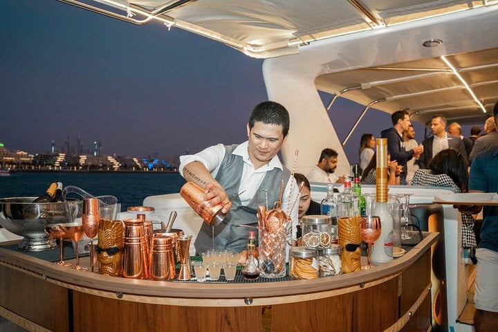 Yate al atardecer con comida y bebidas - Imagen 2