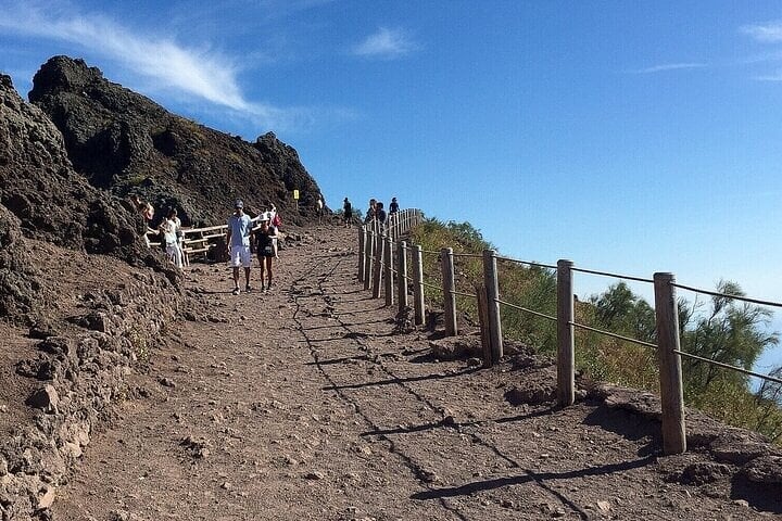 Vesubio y caminata a la cima con almuerzo - Imagen 2