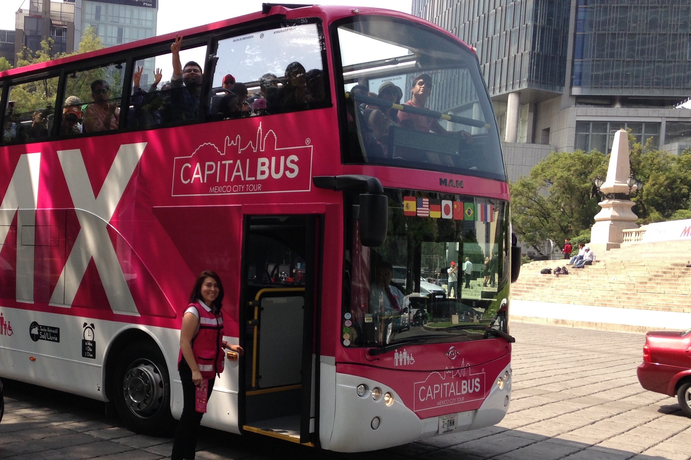 Bus Hop-on Hop-off por la capital - Imagen 2