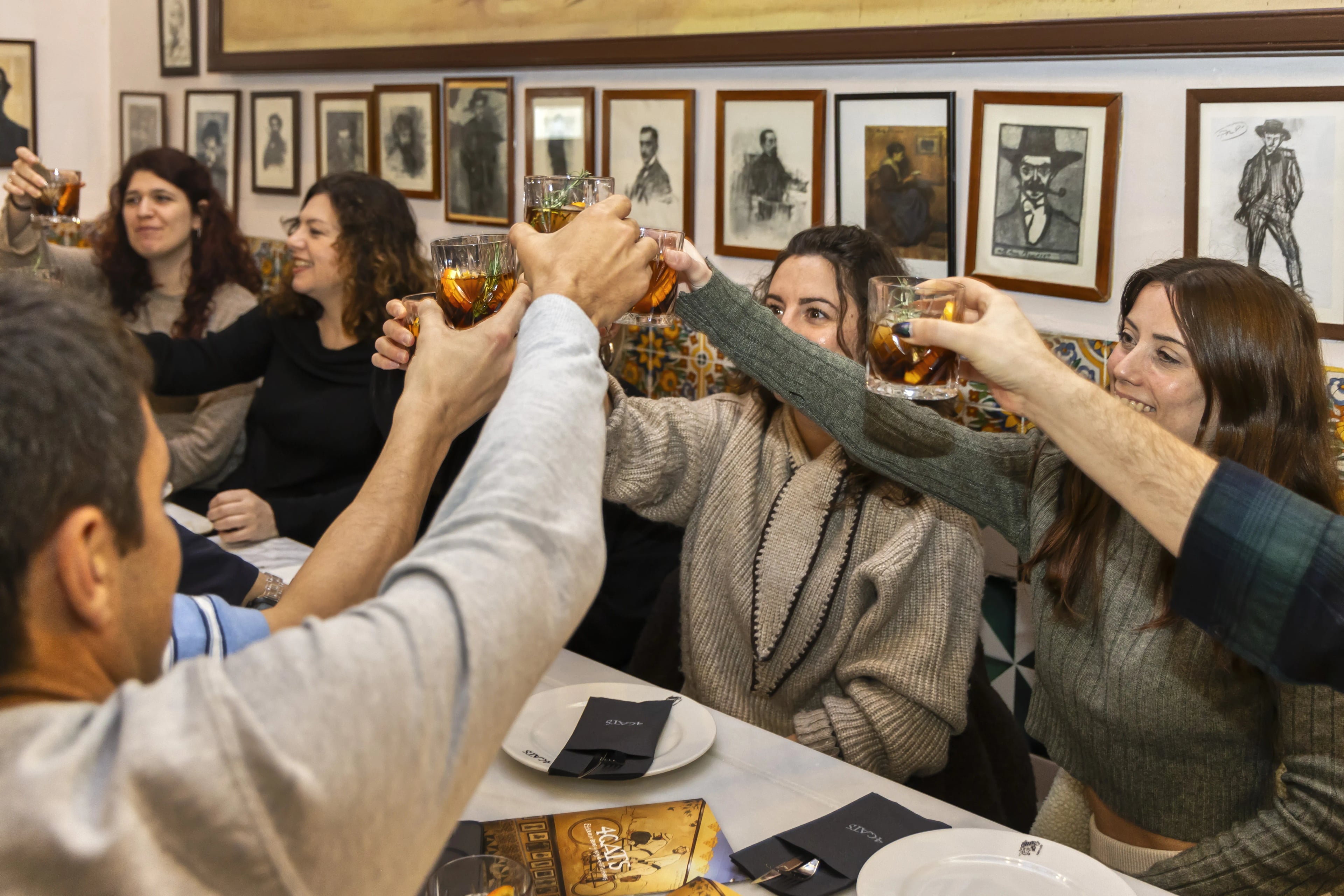 Tapas and Wine Tour in the Historic Centre - Imagen 2