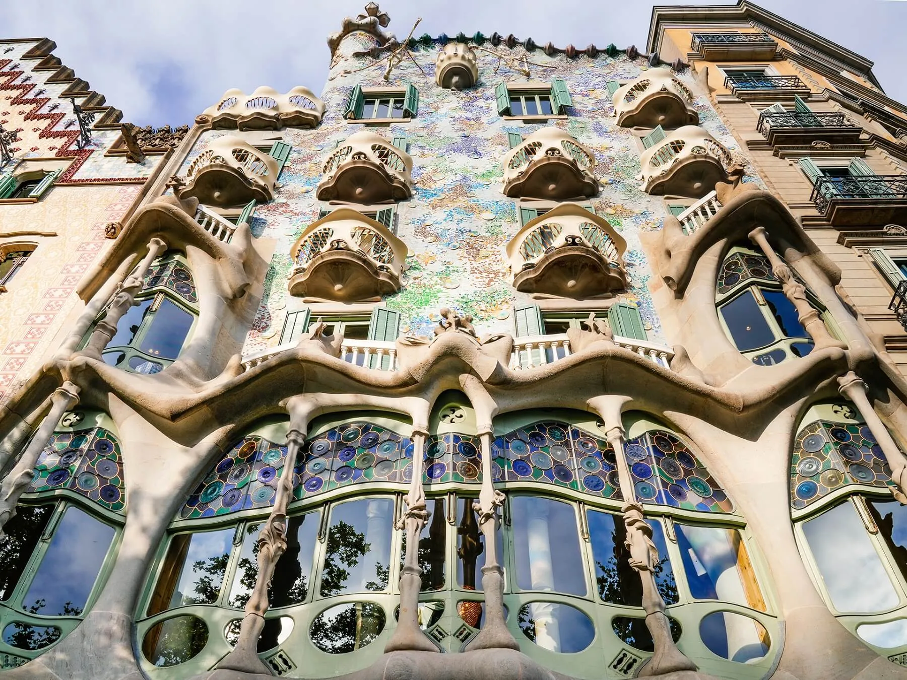 Batlló, Milà y Vicens con copa de cava - Imagen 2