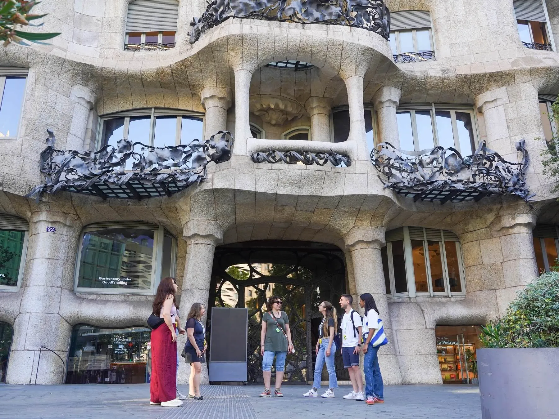 Casa Milà - Visita guiada rápida - Imagen 3