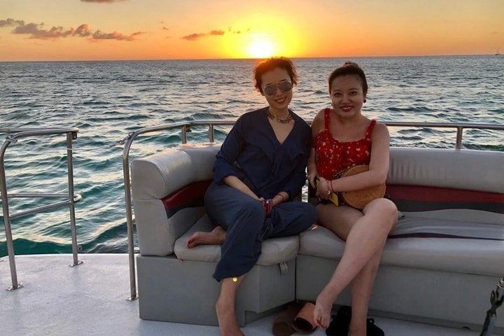 Catamarã ao pôr do sol com bar aberto - Imagen 4