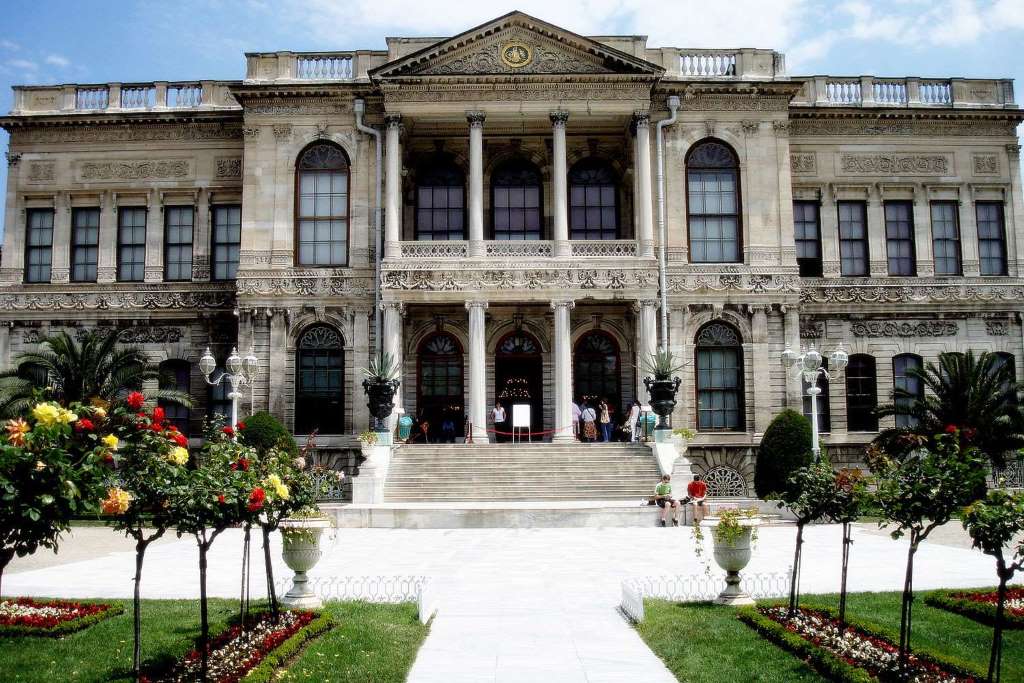 Dolmabahce Palace and Two Continents - Imagen 2