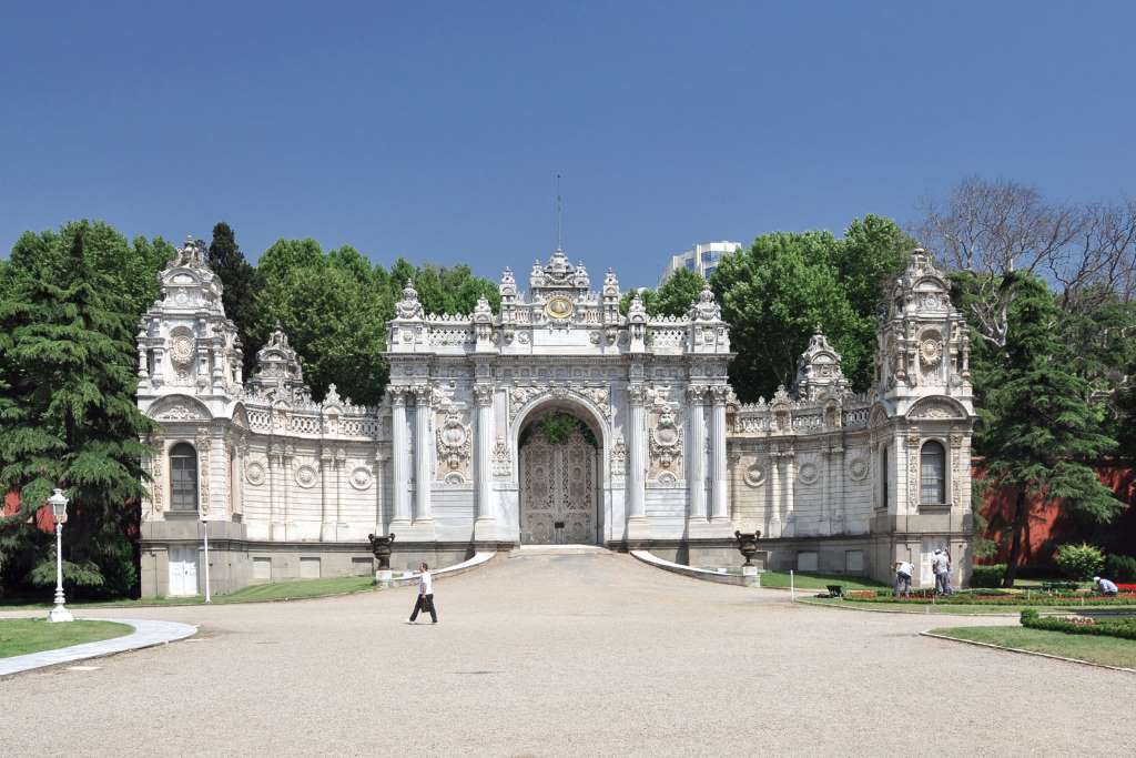 Dolmabahce Palace and Two Continents - Imagen 4