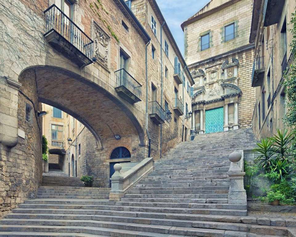 Ciudad medieval de Girona desde Barcelona - Imagen 2