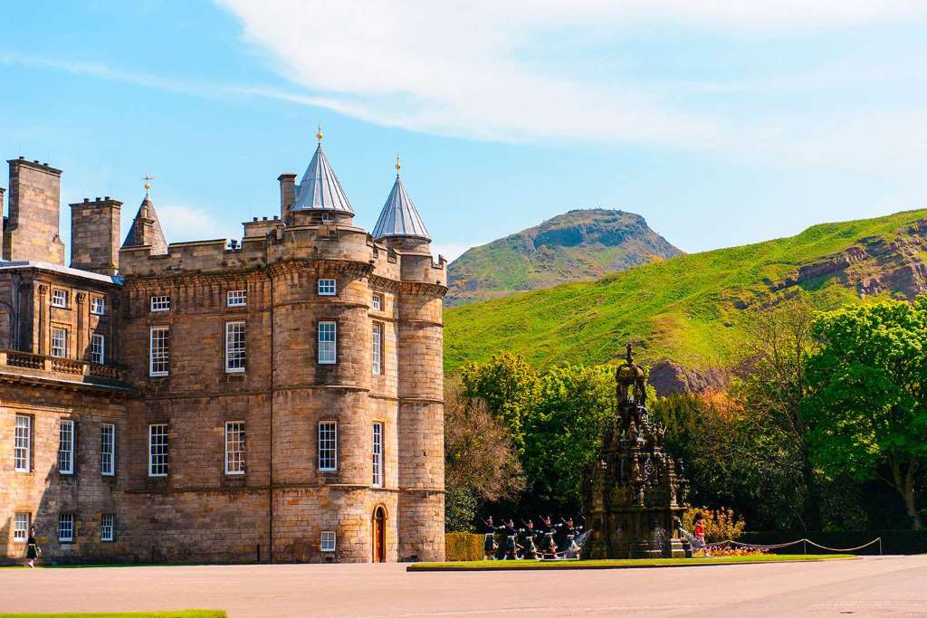 Edinburgh Day Trip with Bus Tour and Castle - Imagen 2