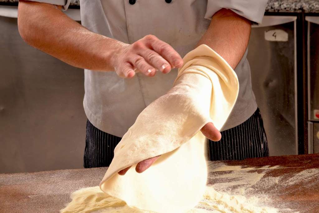Pizza italiana hecha con sus manos - Imagen 3