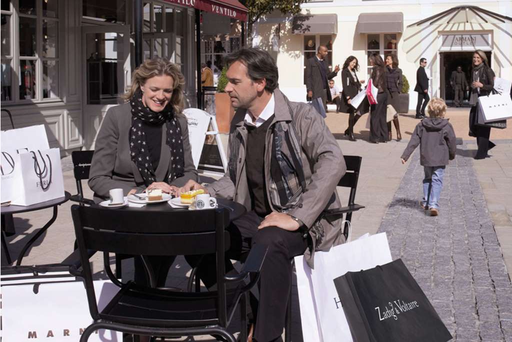 Shopping at La Vallée Village Outlet - Imagen 2