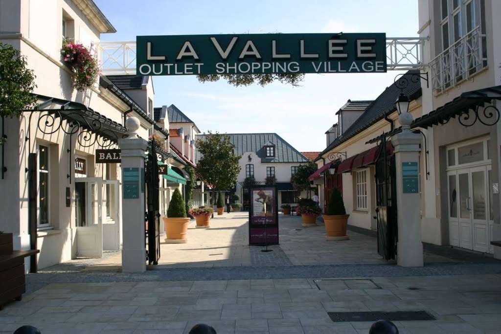 Shopping at La Vallée Village Outlet - Imagen 4