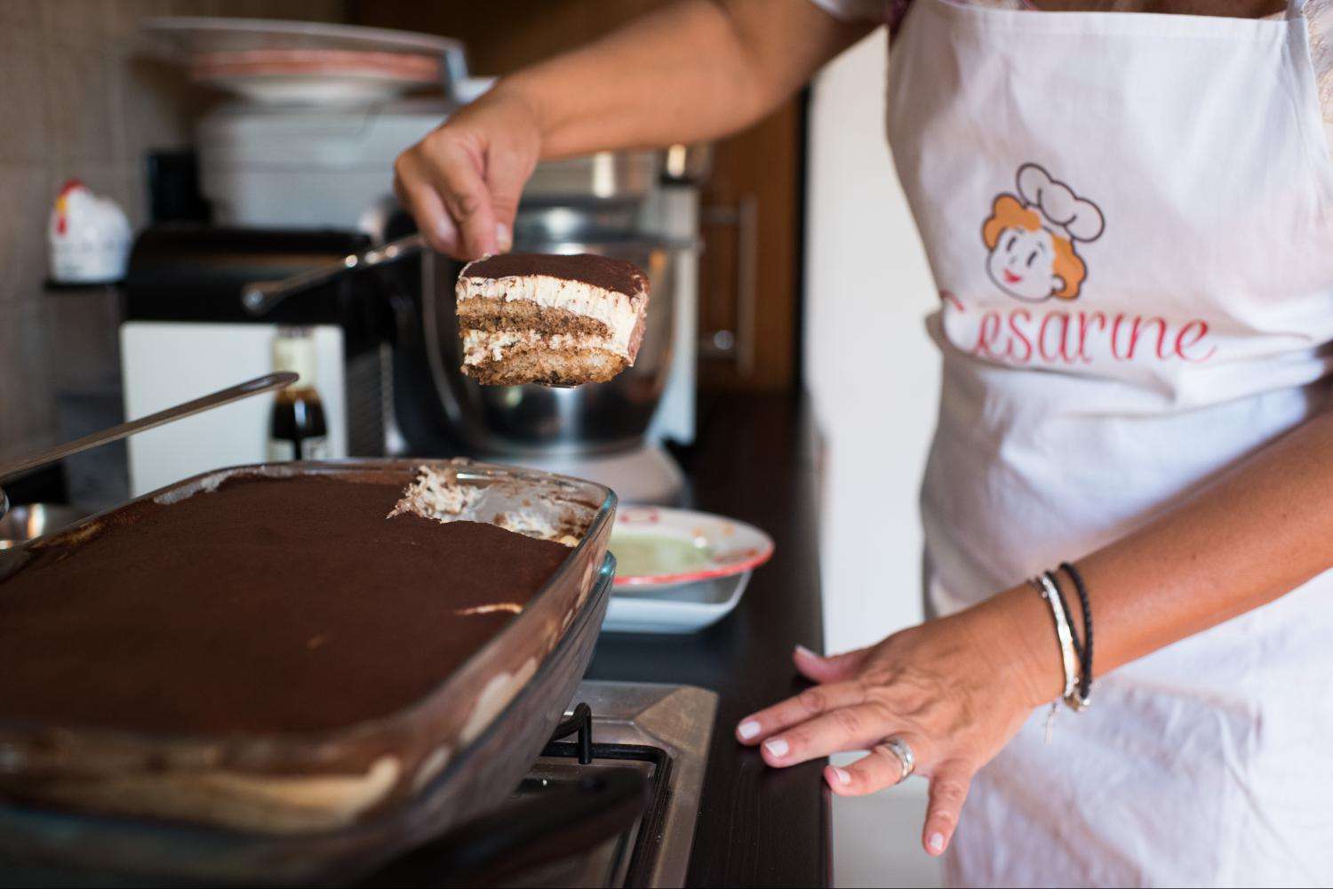 Pasta y tiramisú en casa de un local - Imagen 1
