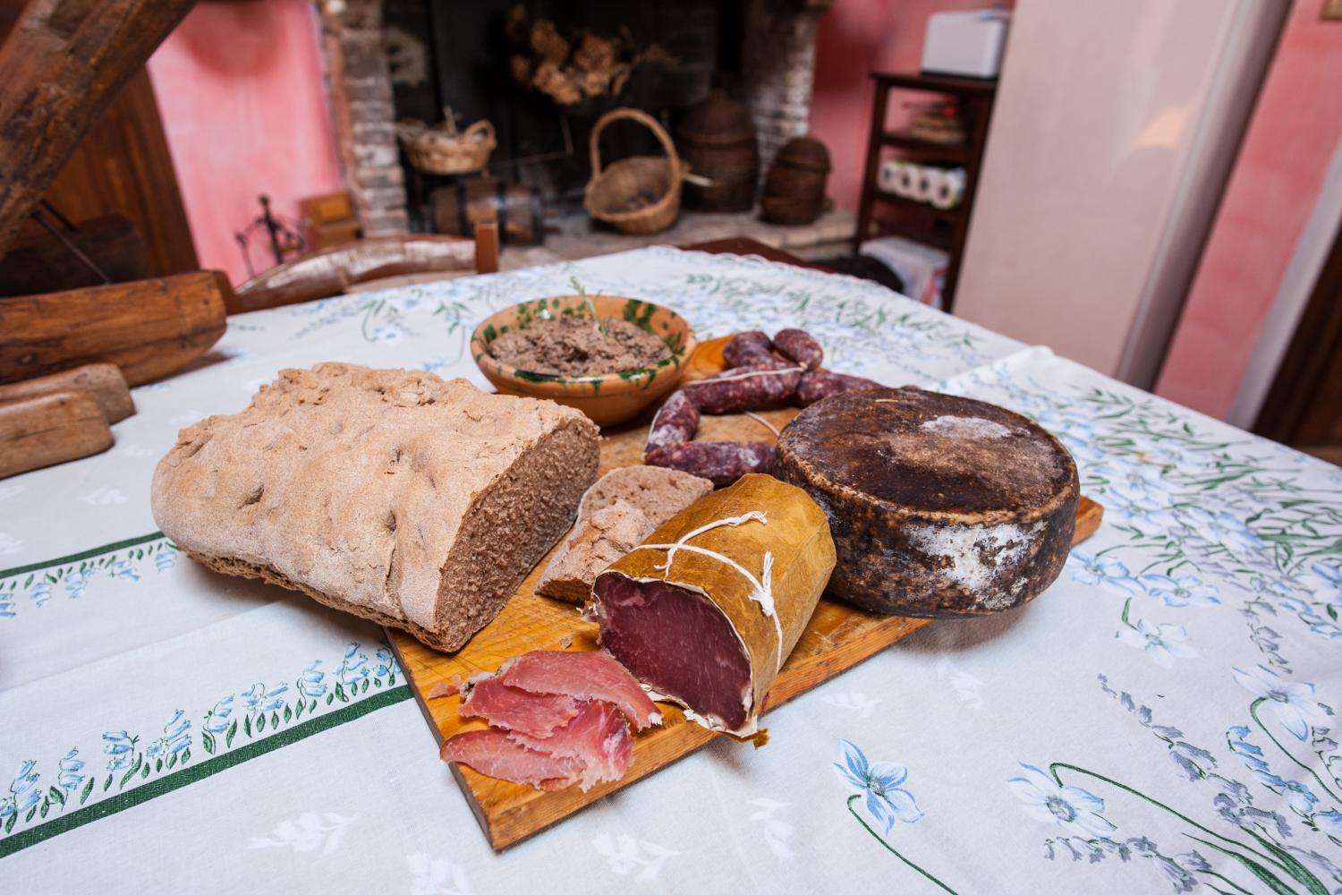 Comida callejera en grupo pequeño en Matera - Imagen 1