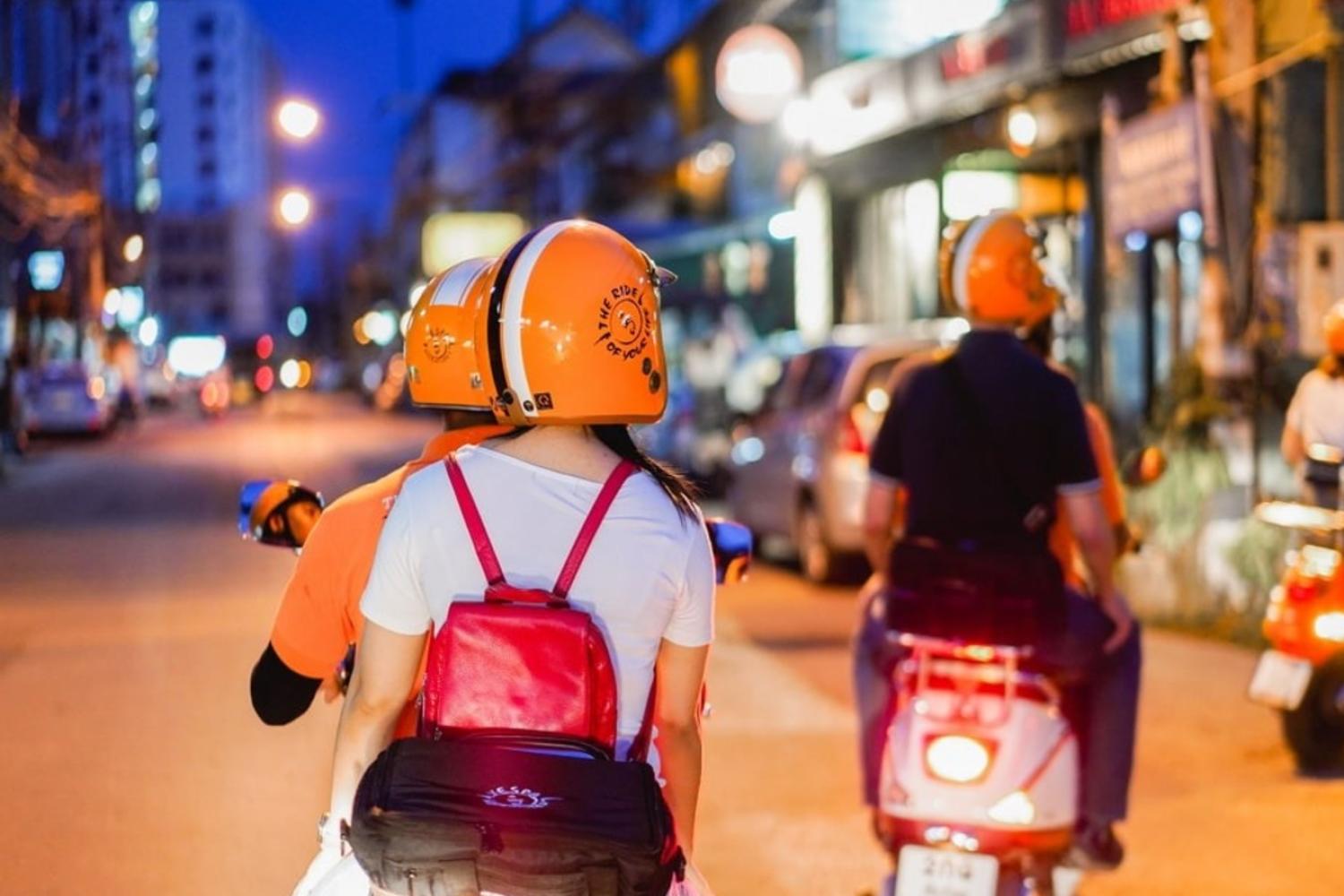 Paseo de noche local de Chiang Mai en Vespa - Imagen 1