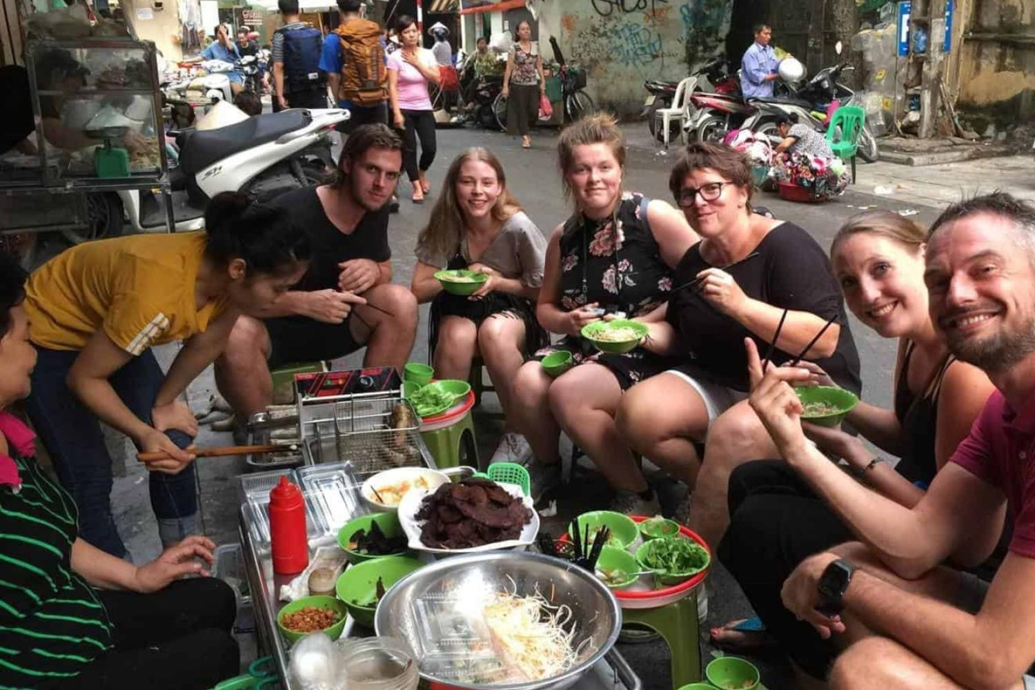 Comida de rua de Hanói: grupo pequeno - Imagen 1