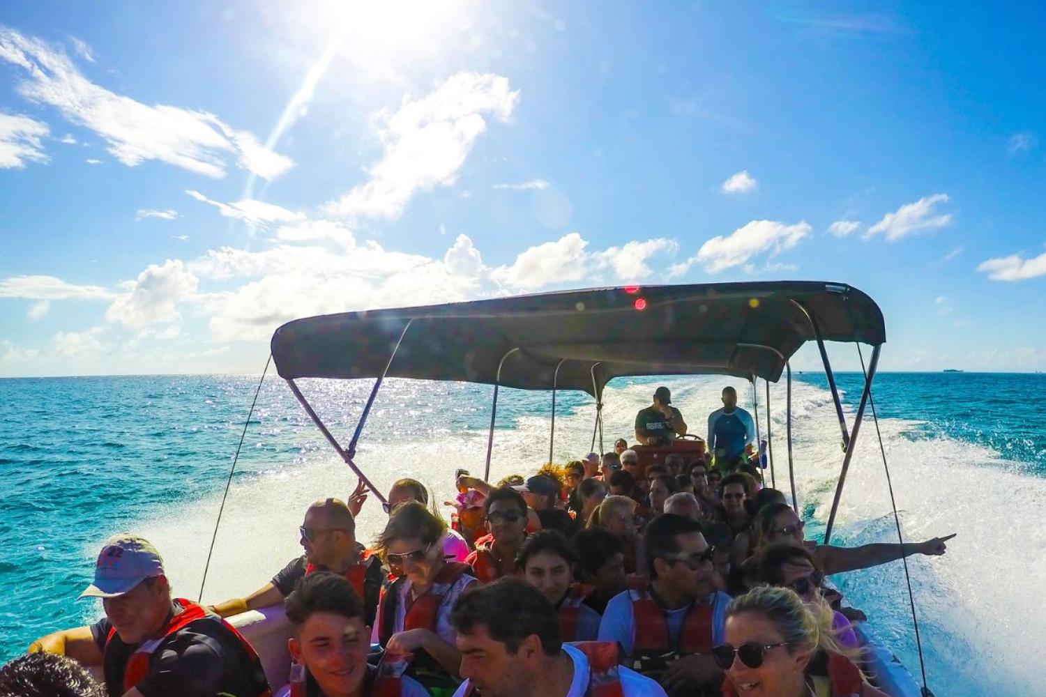 Tour en Mini-Catamarán por San Andrés - Imagen 1