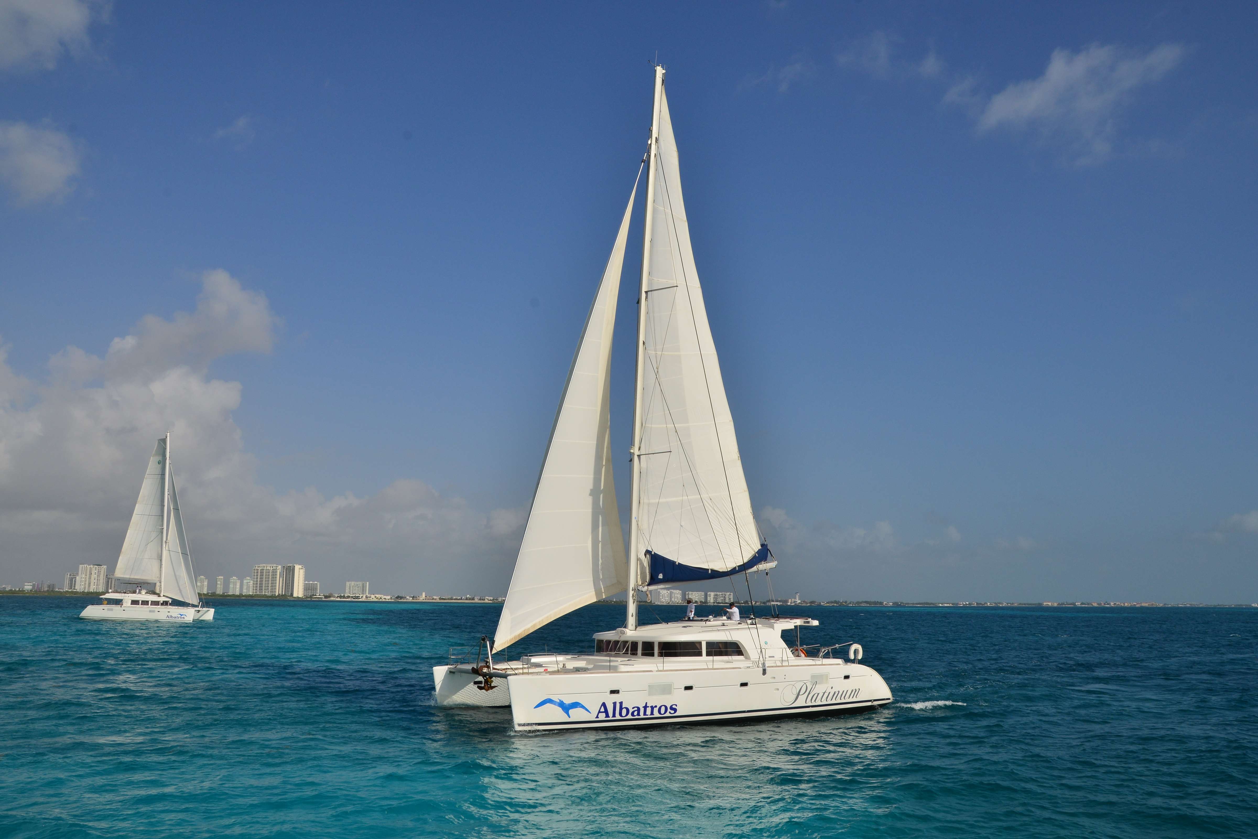 Navegue en catamarán hasta Isla Mujeres - Imagen 1