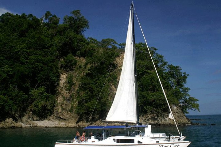 Aventura en catamarán con Manuel Antonio - Imagen 1