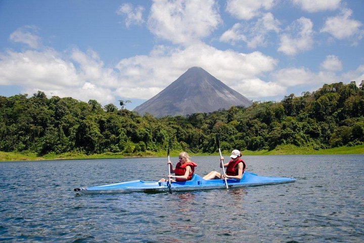 Lago Arenal en kayak - Imagen 1