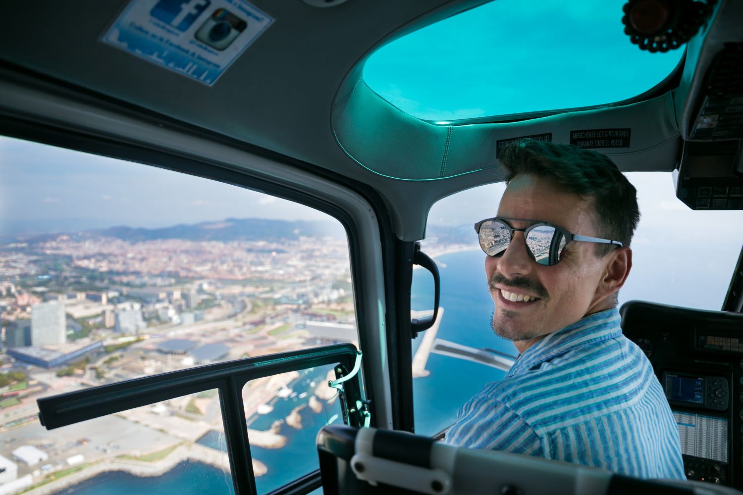 Paseo en barco y vuelo en helicóptero - Imagen 1